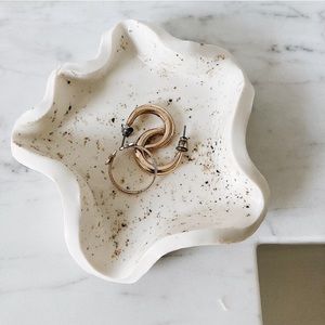 Speckled White Wavy Edge Ring Dish